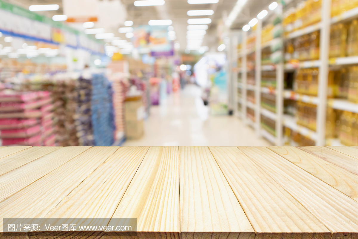 木质桌面产品展示与抽象模糊超市通道大米包装出售和蔬菜油瓶在货架背景