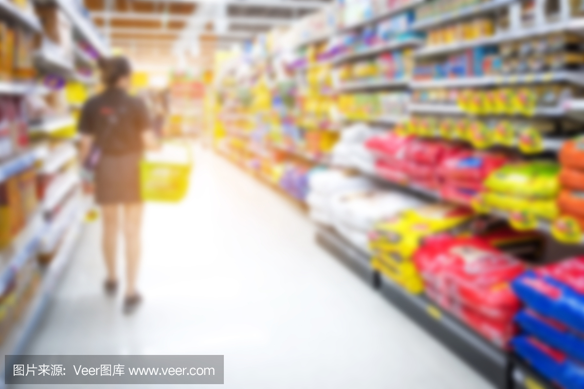 抽象模糊的超市通道,五颜六色的货架和难以辨认的顾客作为背景